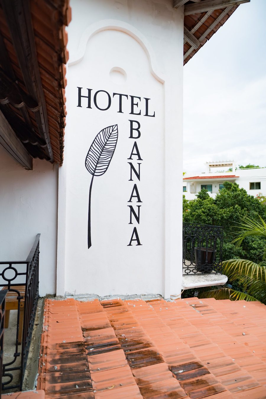 Azotea del hotel con el letrero pintado en el muro