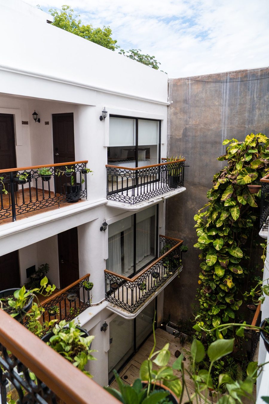 Balcones con plantas sobre el jardín interior
