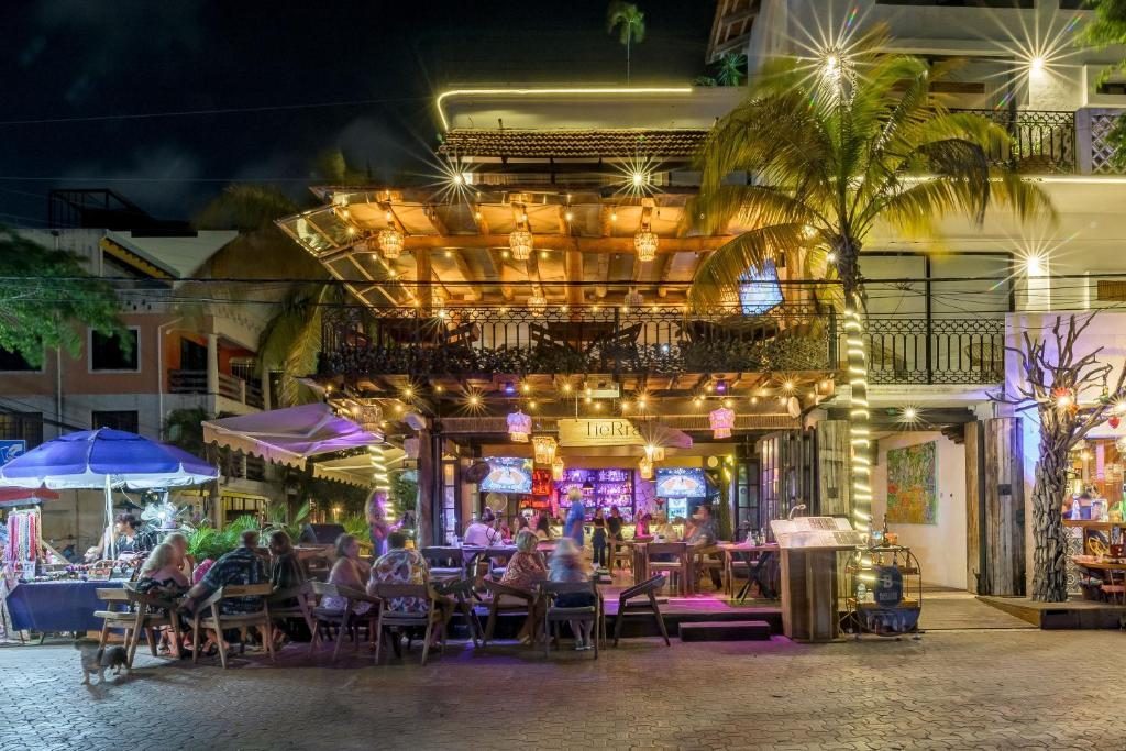 La Quinta Avenida de Playa del Carmen de noche, a la puerta del Hotel Banana Boutique