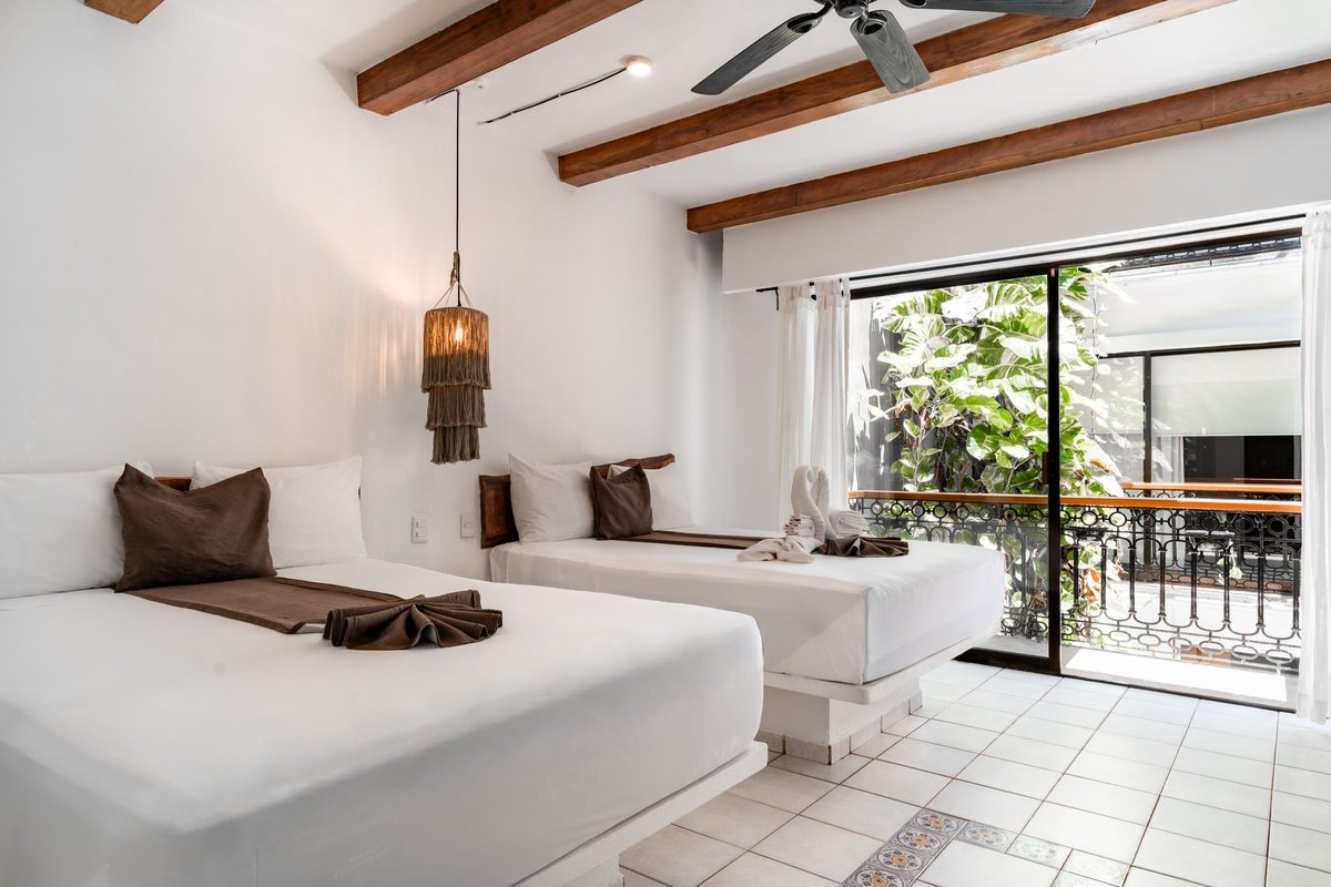 Doble Deluxe con puerta corrediza abierta al jardín interior