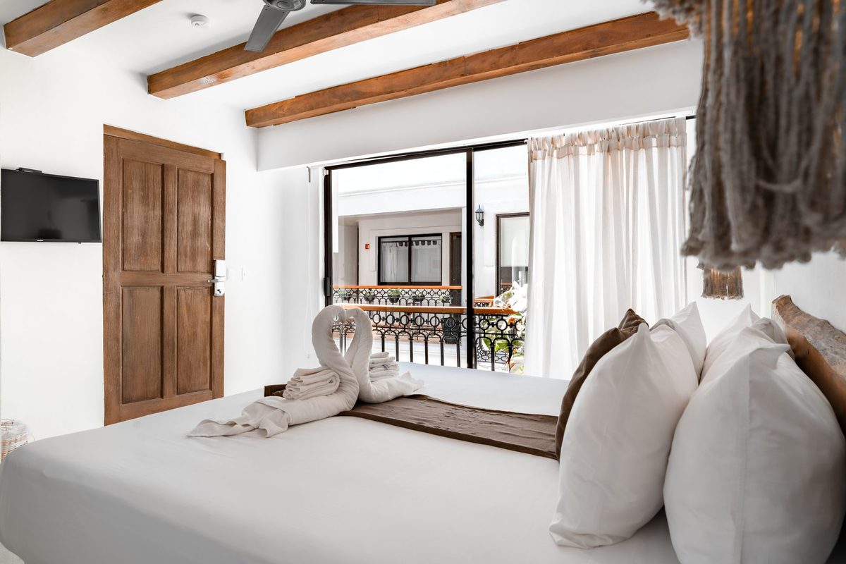 Estándar King con televisión y puerta de madera