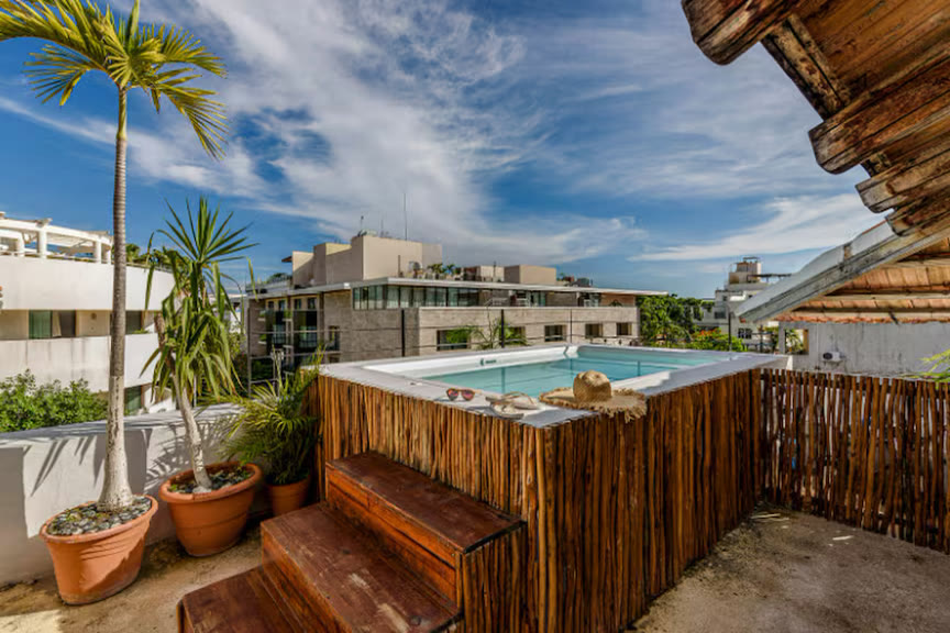 Jacuzzi en la azotea con vista a la ciudad